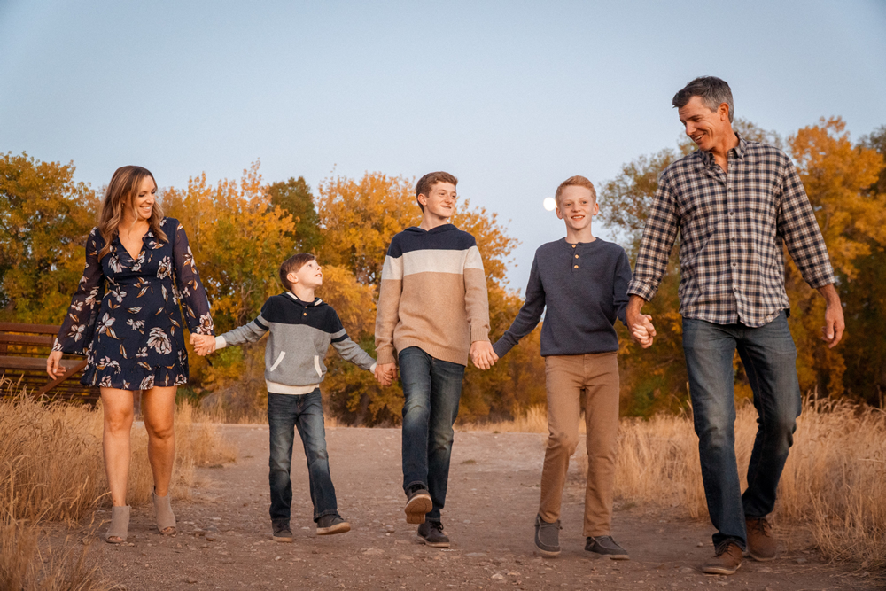 MeetJosh-FamilyPhoto-HoldingHands